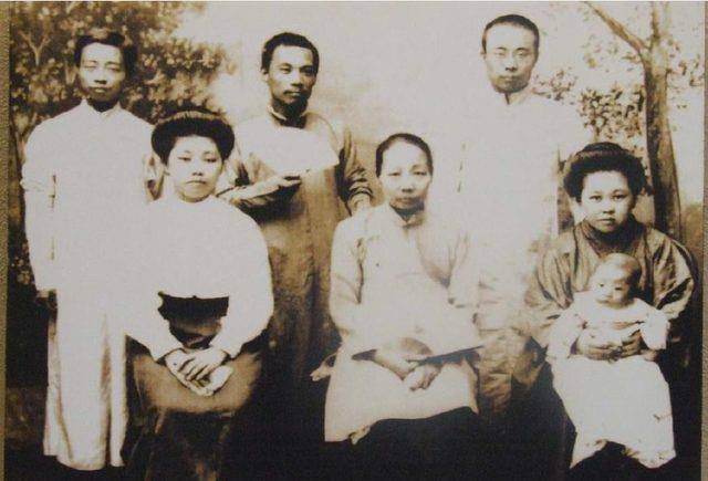 周作人的独子周丰一曾陪其父受批斗,他是周家后代