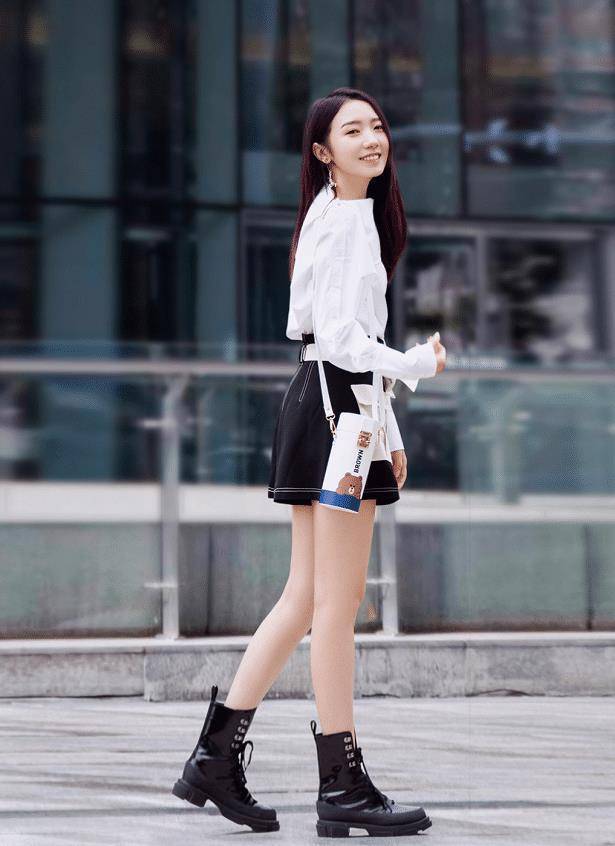 原创不愧是创造101的c位孟美岐穿衬衫裙配短靴美成漫画少女