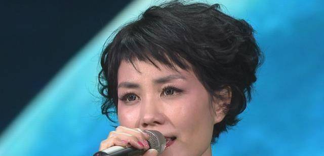 不仅仅在卧室的墙上贴满了王菲的海报,而且王菲的名字也被写进了