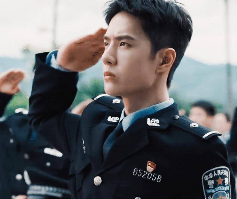 都说警服是最能展示一个男人的气质,特别像王一博那么高颜值,所以他穿