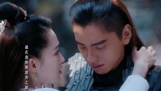 吻戏的画面对大家来说都很美,比较浪漫,但是王大陆和李沁接吻的时候