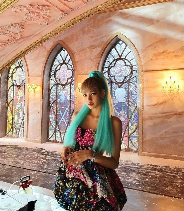 jennie手臂粗壮肉多多和lisa穿秃袖秀身材同为ace身材相差大