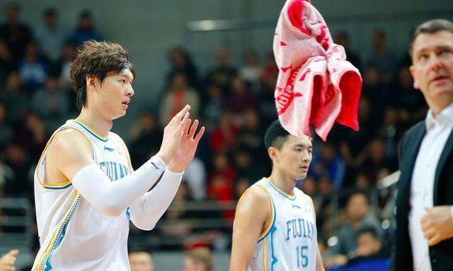 原创cba黑马险造22分逆转1人被逐6人犯满王哲林14中10打爆前冠军