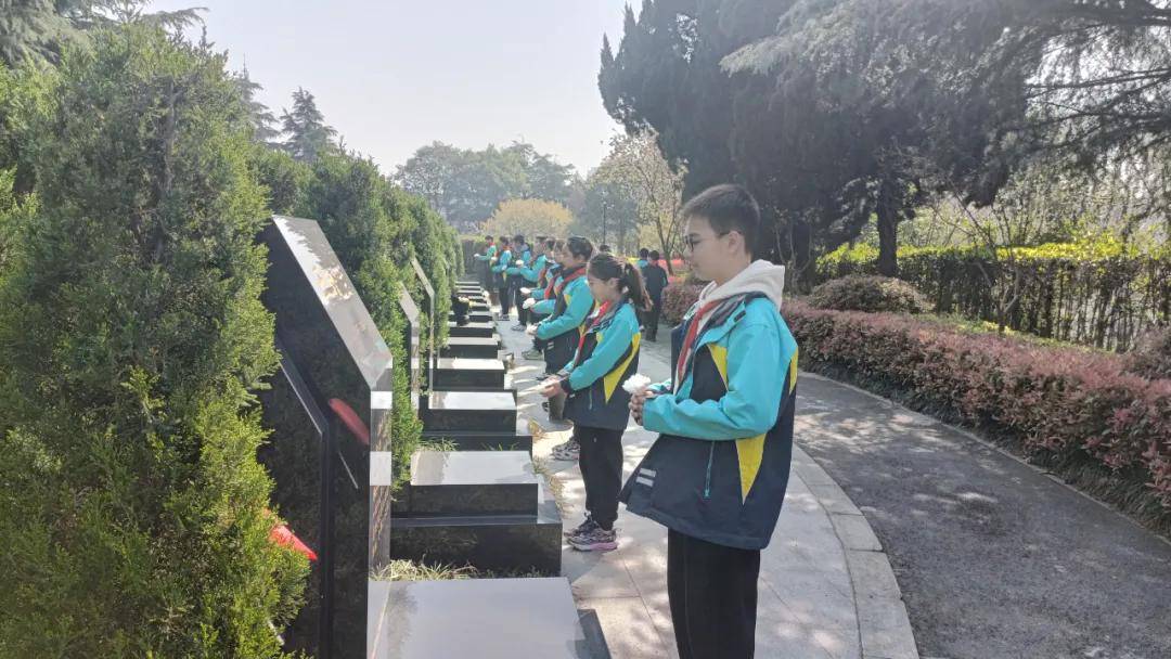 泰州市凤凰小学教育集团清明节祭扫活动