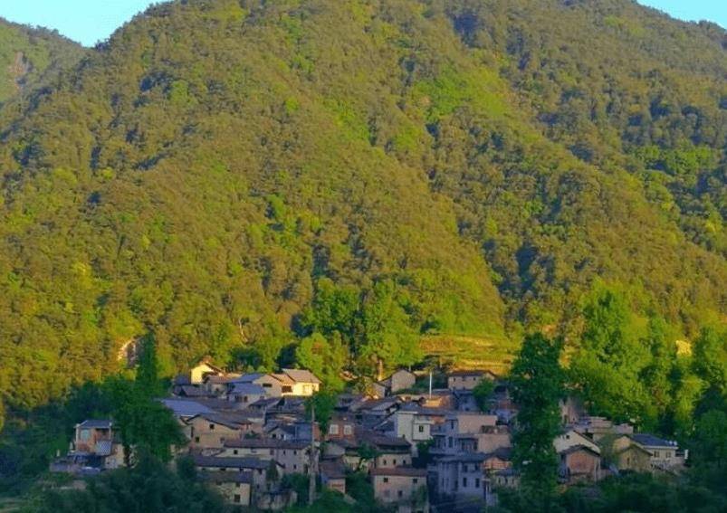 一处村庄,依山傍水绿树环绕,有中国最优美小山村美誉