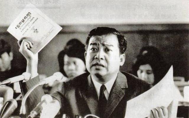 西哈努克和范文同紧紧拥抱范文同还和莫尼克行贴面礼原因何在