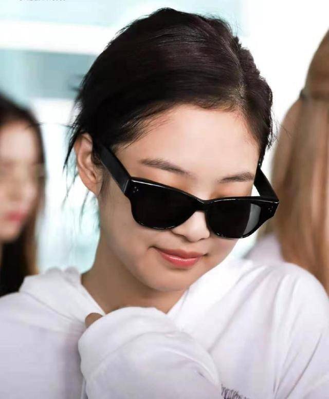 原创jennie成功逆袭为全团最瘦穿露脐装秀蚂蚁腰工装裤成最大败笔