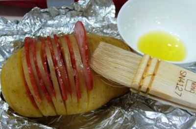 锡纸哑光面朝上,包入土豆入烤箱,250度,中层,上下火,30分钟左右,把