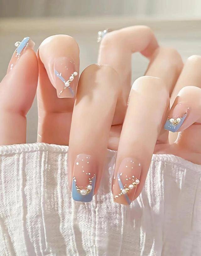 原创2024年最火美甲色彩蓝色美甲让你的指尖如天空般明朗