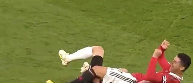 c罗疑故意肘击对手!球迷狠批:球品难比梅西,被送尴尬新外号007