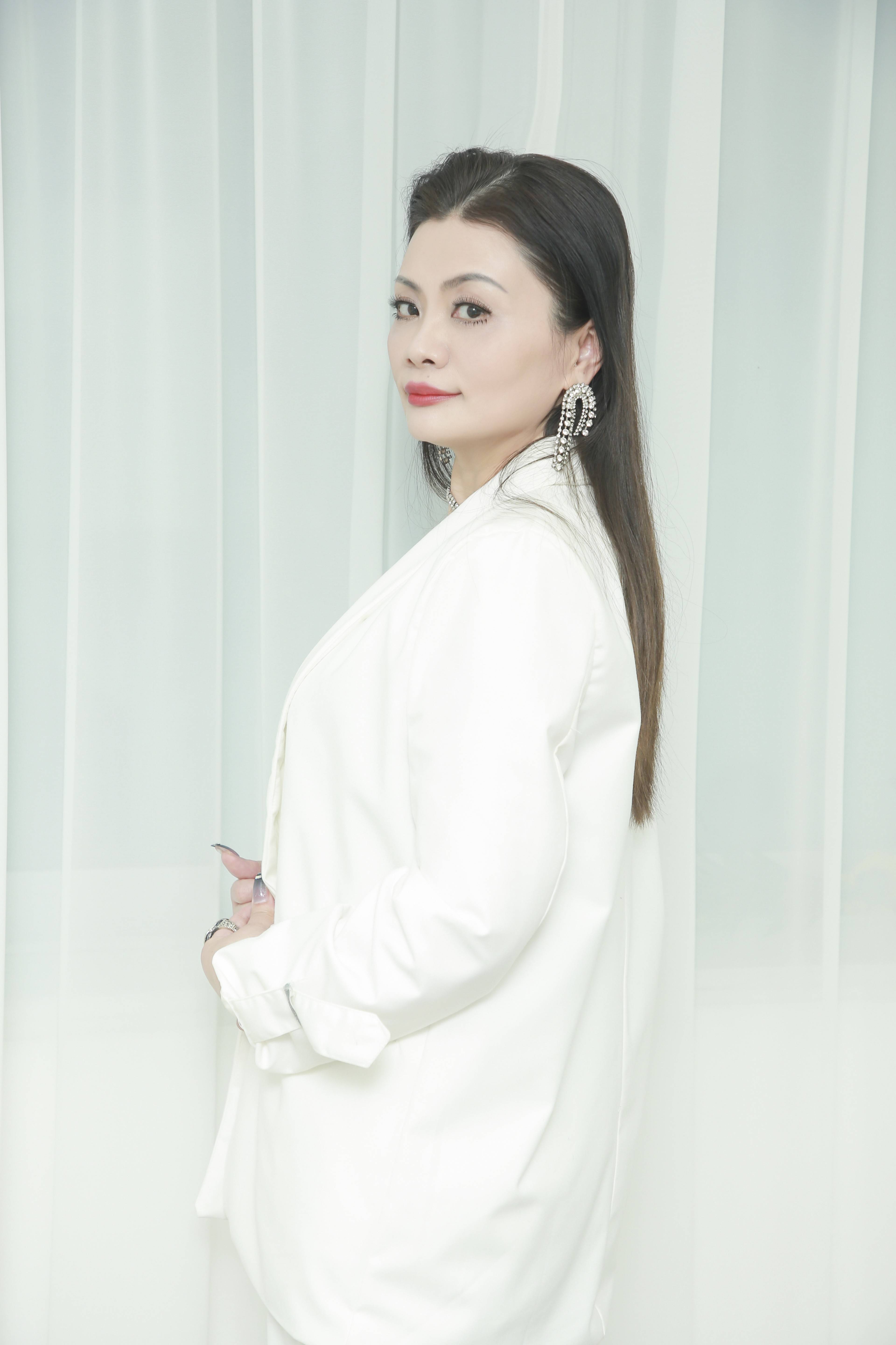 优雅绽放女模特严芳展现非凡魅力