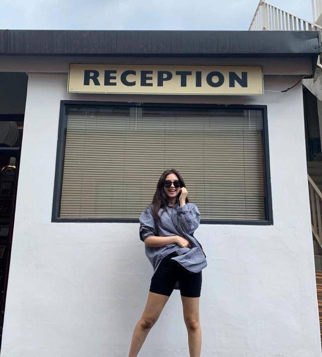 原创jennie偷穿男友衬衫穿紧身健美裤粗腿变细展现臭屁妮专业笑容