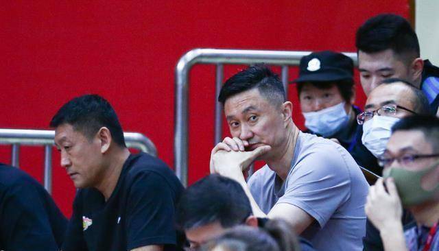 人担心广东宏远会在季后赛提前出局,但当北京首钢淘汰了深圳男篮之后