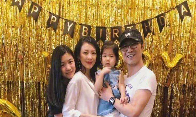 原创章子怡为小苹果庆生两人不是亲母女关系却一直亲密无间