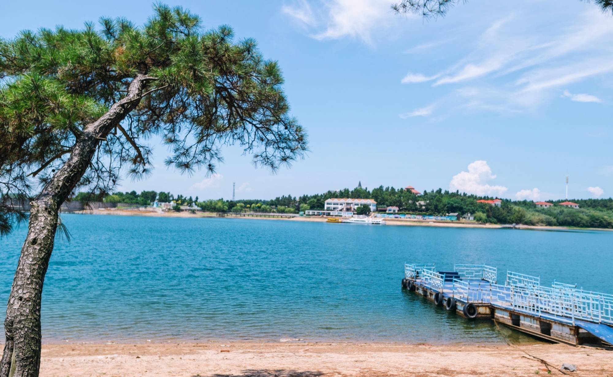 离巢湖比较近.岱山湖湖面面积9000多亩,与杭州西湖面积相当.