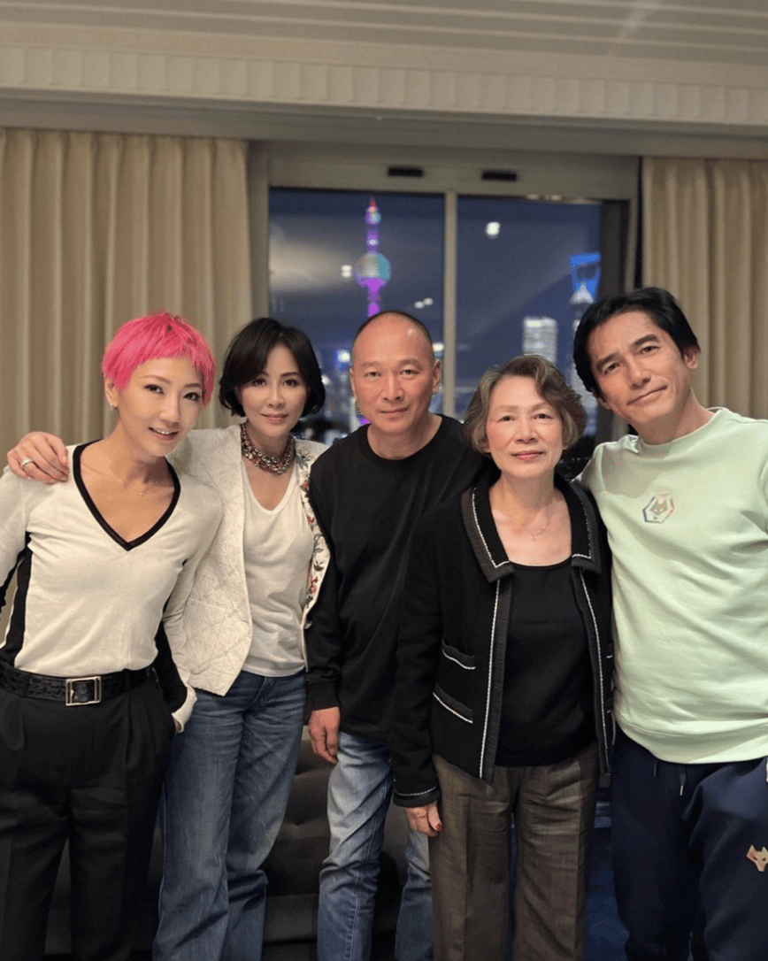 原创刘嘉玲陪家人赴日本赏花78岁刘妈妈素颜出镜母女同框一样优雅