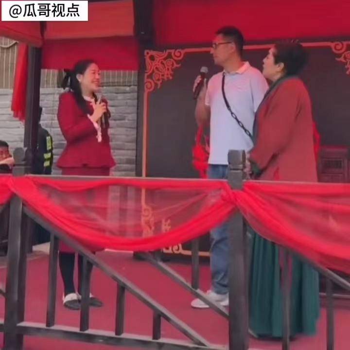 4月1日王婆说媒视频完整版帅小伙单膝跪地表白白衣女神