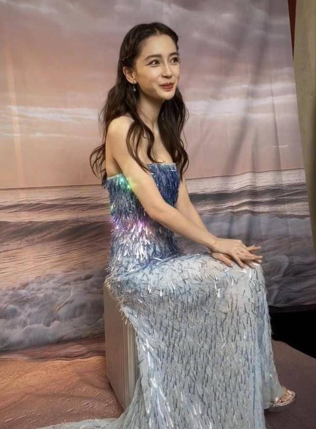 原创baby盛装主持晚会气质艳丽台下对镜头手舞足蹈太活泼