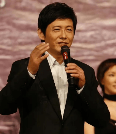 只是这位比较特殊,不算年轻,都到了退休年龄,也淡出许久,基本上过气