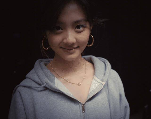 黄磊孙莉晒女儿生日照16岁多多戴金项链出镜蓝色眼妆有点显老