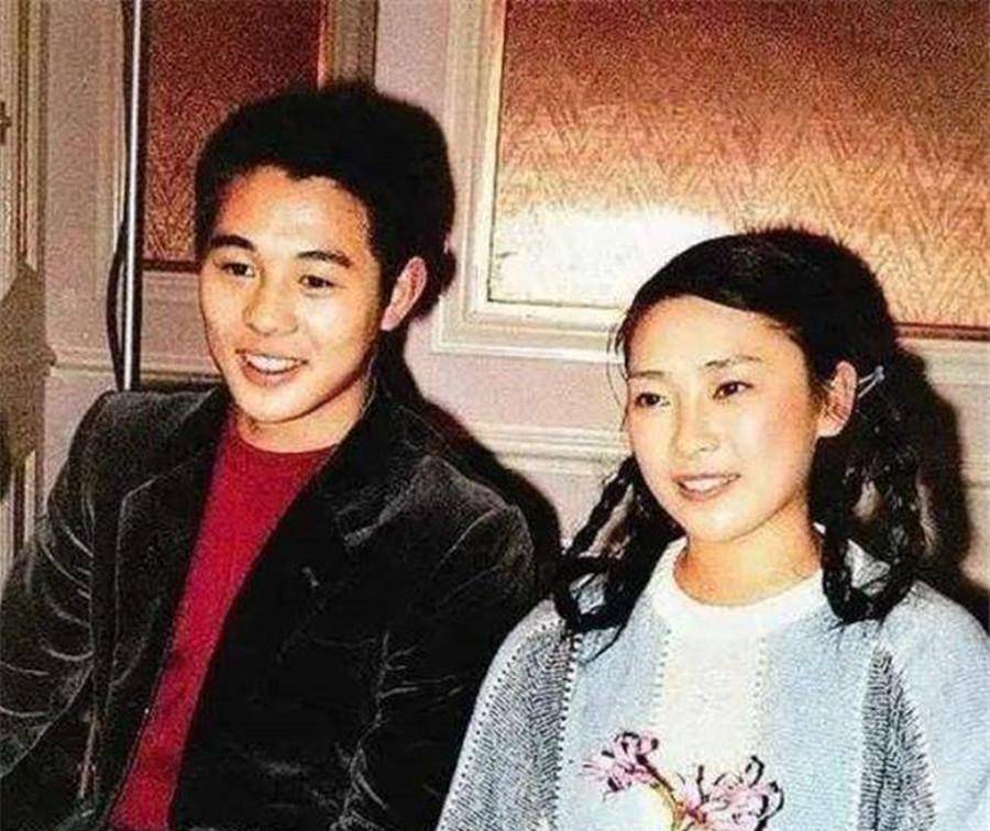 原创李连杰前妻黄秋燕为丈夫生下两个女儿却惨遭抛弃现状如何