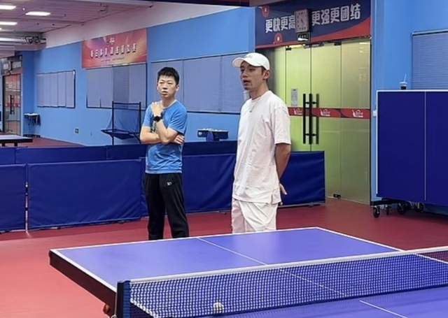 原创张继科亲自下场指导白衣白帽现身教学直播间课程每月近万元