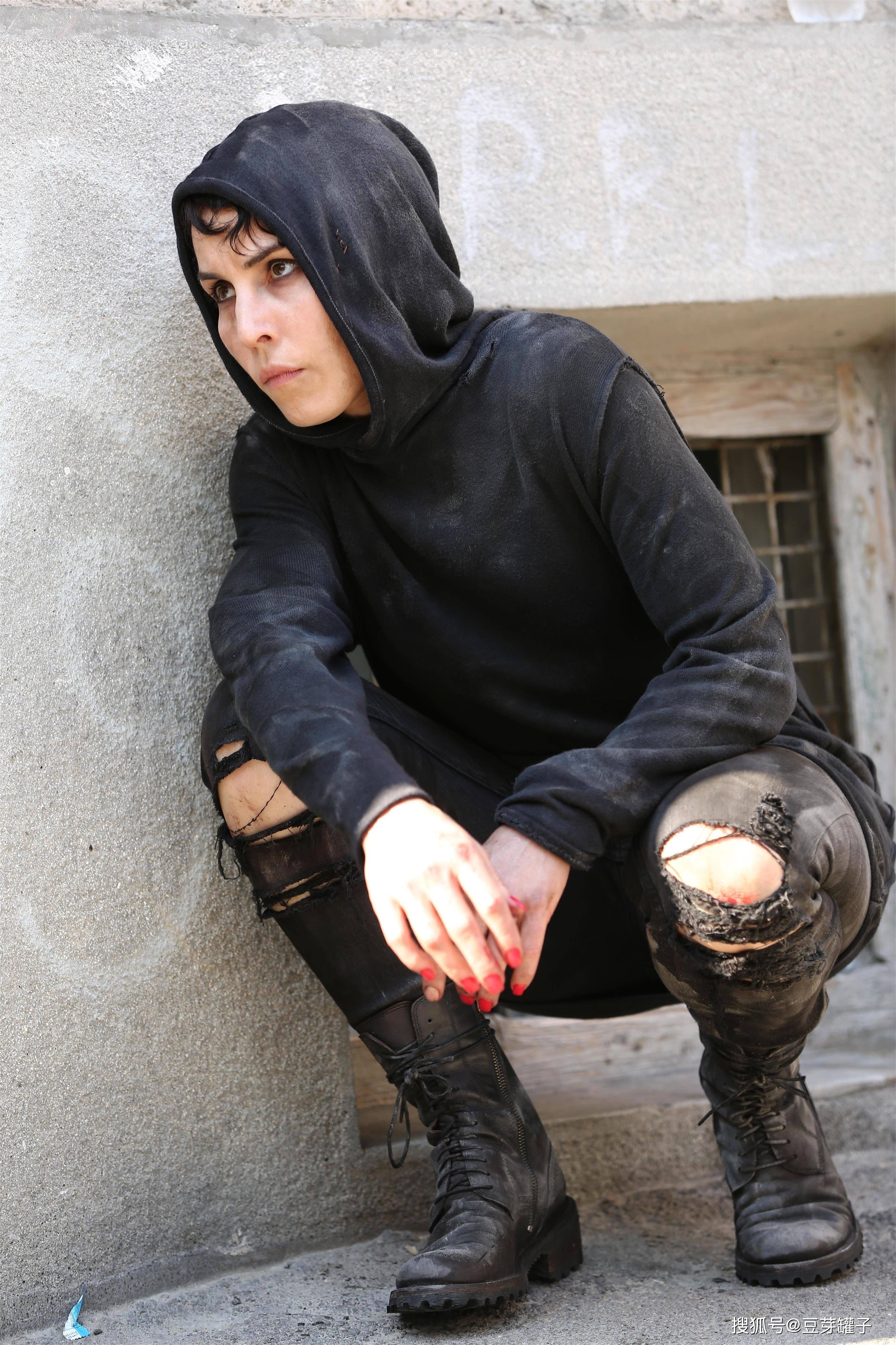 到位的线索,即使在拿星期二的眼球来开门时就能隐约猜出星期一背叛,但