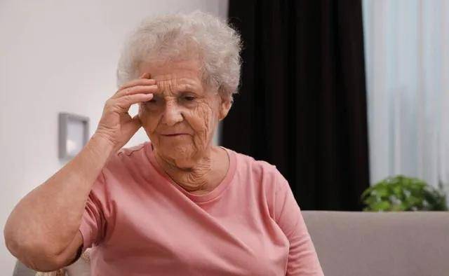 老化衰弱症是一种多系统生理衰退的老年综合征,与正常衰老不同,它可以