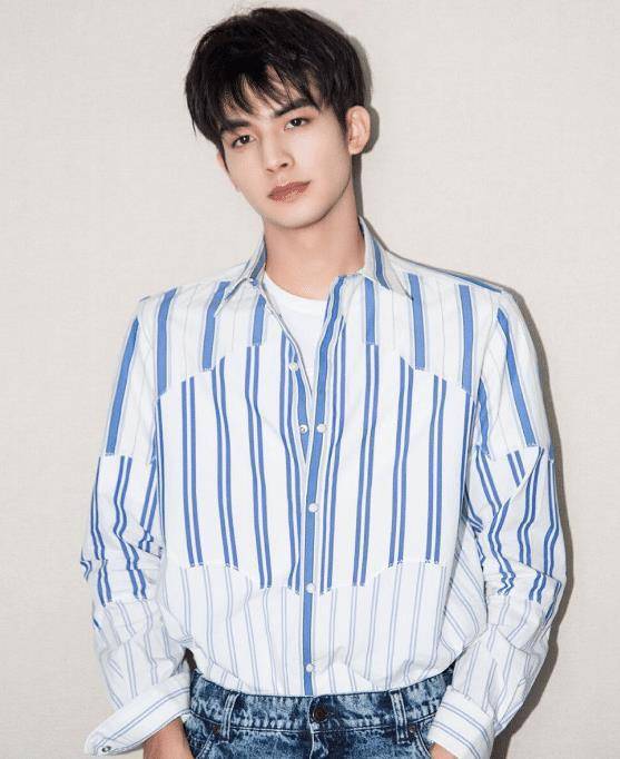 原创宋威龙军训照被疯传皮肤被晒得黝黑看清五官说不羡慕是假的