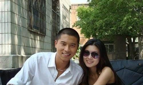 原创漂亮女星李小萌晒全家照丈夫宠爱有加秀甜蜜孩子优秀活泼帅气