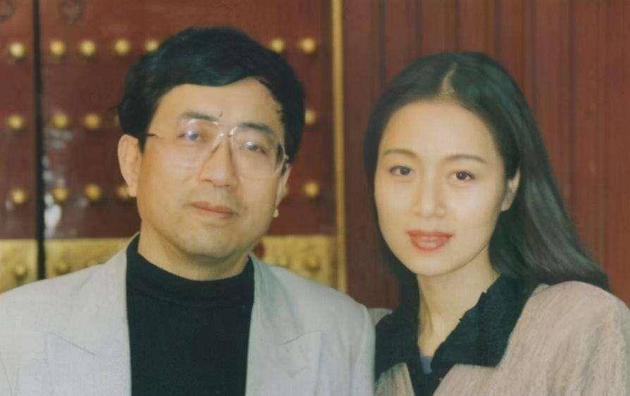 只可惜在2000年后马兰老师就退出舞台了,有人说她相夫教子了,她的