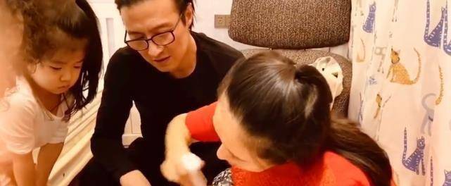 佟丽娅在11月24日发布了一张照片,显示她在为儿子朵朵理发,并自我