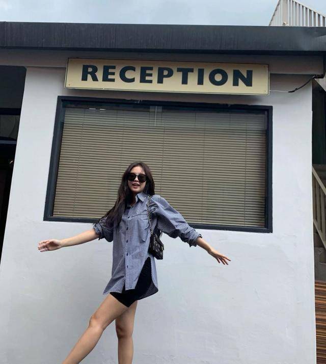 原创jennie偷穿男友衬衫穿紧身健美裤粗腿变细展现臭屁妮专业笑容