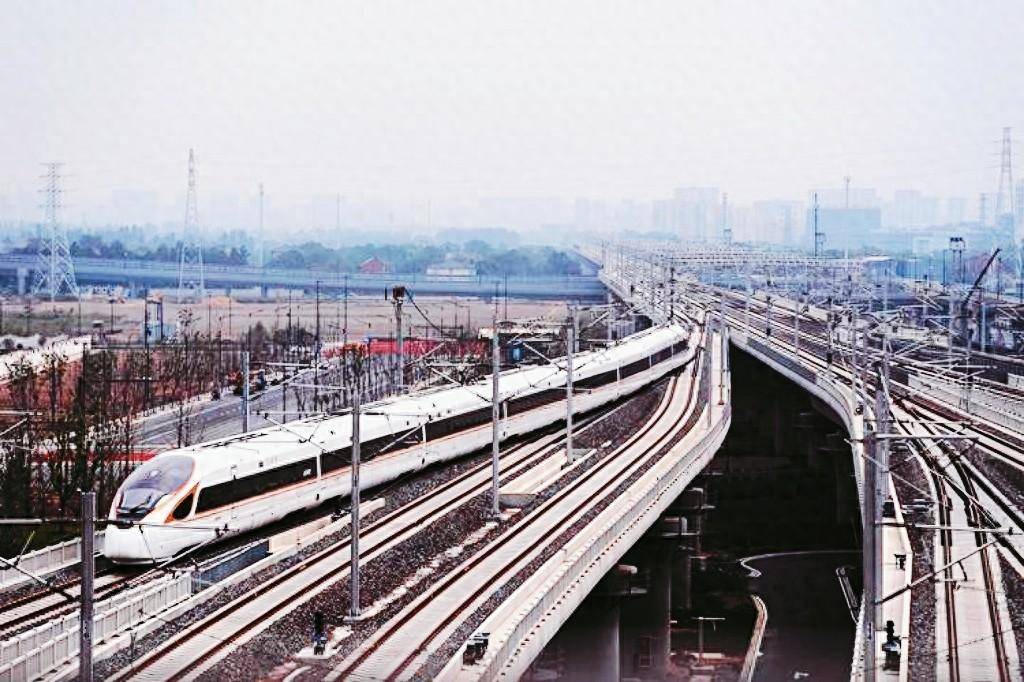 高铁为什么晚上不发车早晨的第一趟还跑空车不会造成浪费吗