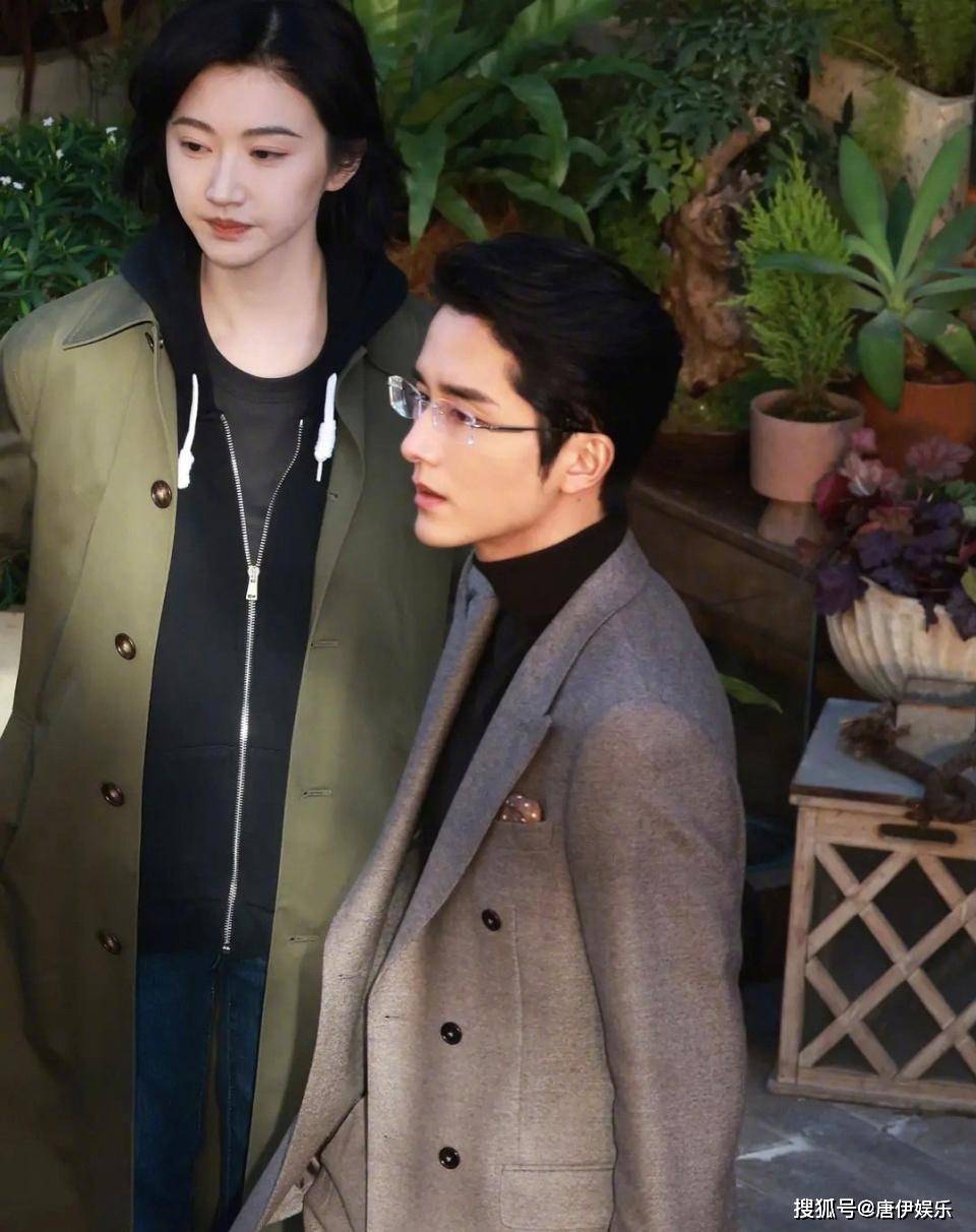 原创张新成景甜再携手黑西装墨镜造型亮相演技颜值双在线