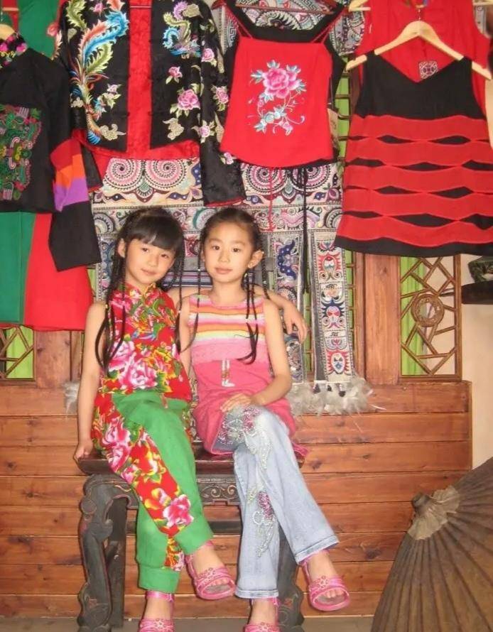 61岁杨丽萍为侄女小白兔庆生!181身高引姨妈赞叹,小彩旗被放弃?