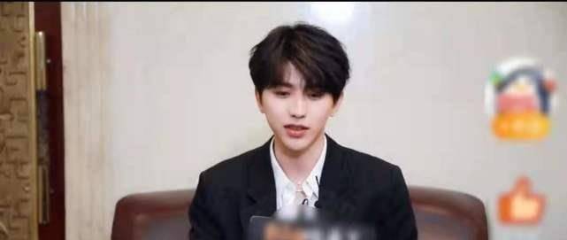 原创蔡徐坤自己也用秒钻被窝的表情包自称真的没练过只能说天赋异禀