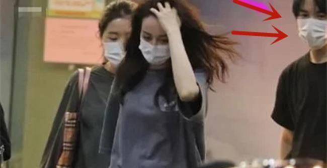 热巴"下班照"被疯传,头发凌乱显疲惫,一旁的男助理却帅到犯规_蔡徐坤