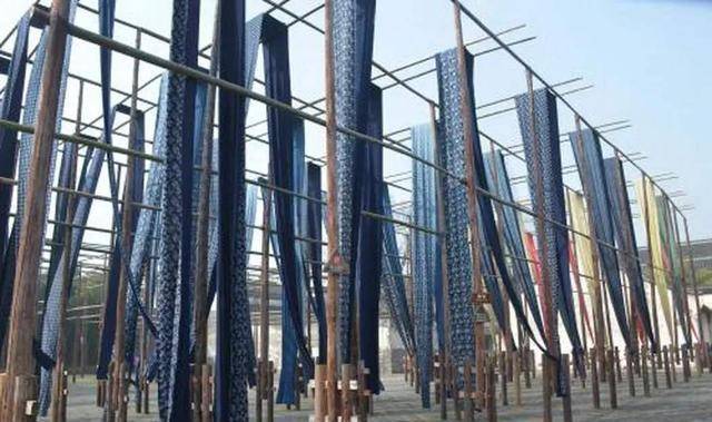 在16世纪,欧洲纺织品生产商试图模仿印度纺织品,用油彩和水彩给亚麻