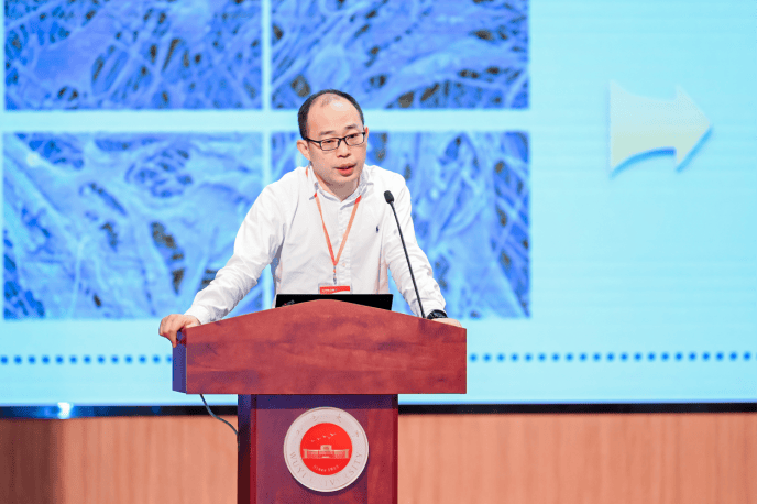 武汉大学教授邓红兵作《生物质纤维材料及其在大健康领域的应用》主题