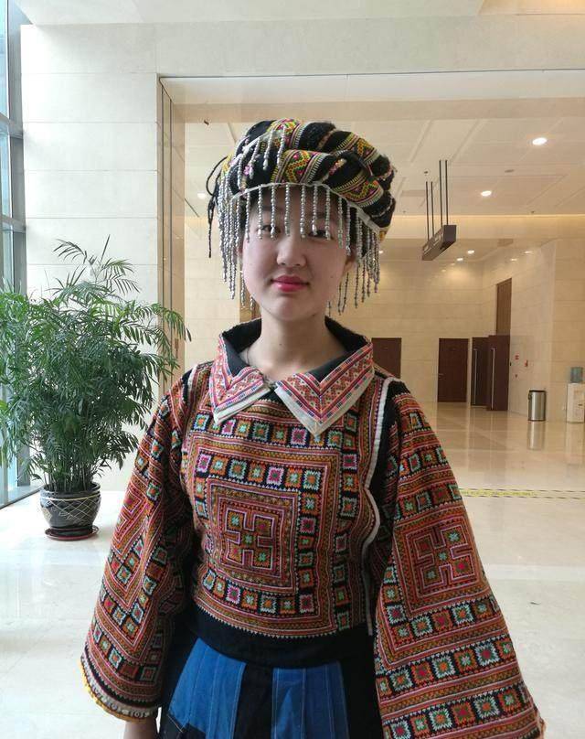 博物馆变t台,美女上演壮锦服装秀受欢迎,12斤的帽子戴到吐_广西壮族