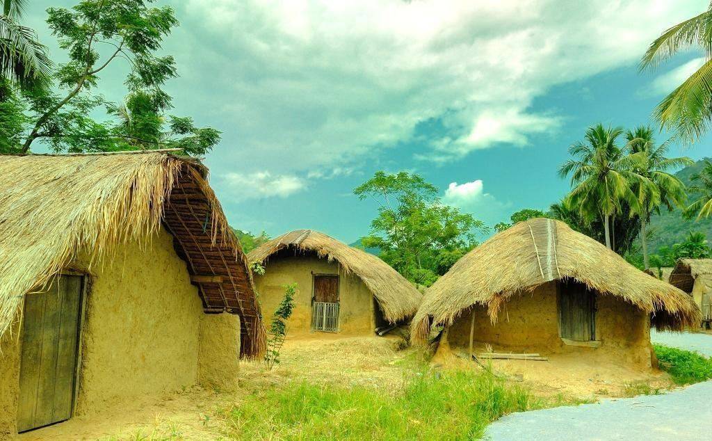 藏在海南的原始村落,人们至今住着茅草房,房型却像翻了的船