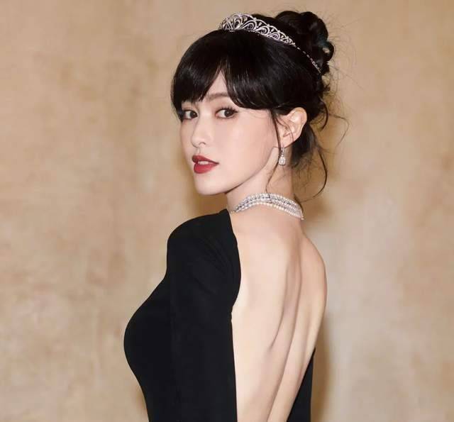 从被锁门外到稳居c位唐嫣一年就逆袭原因并不复杂