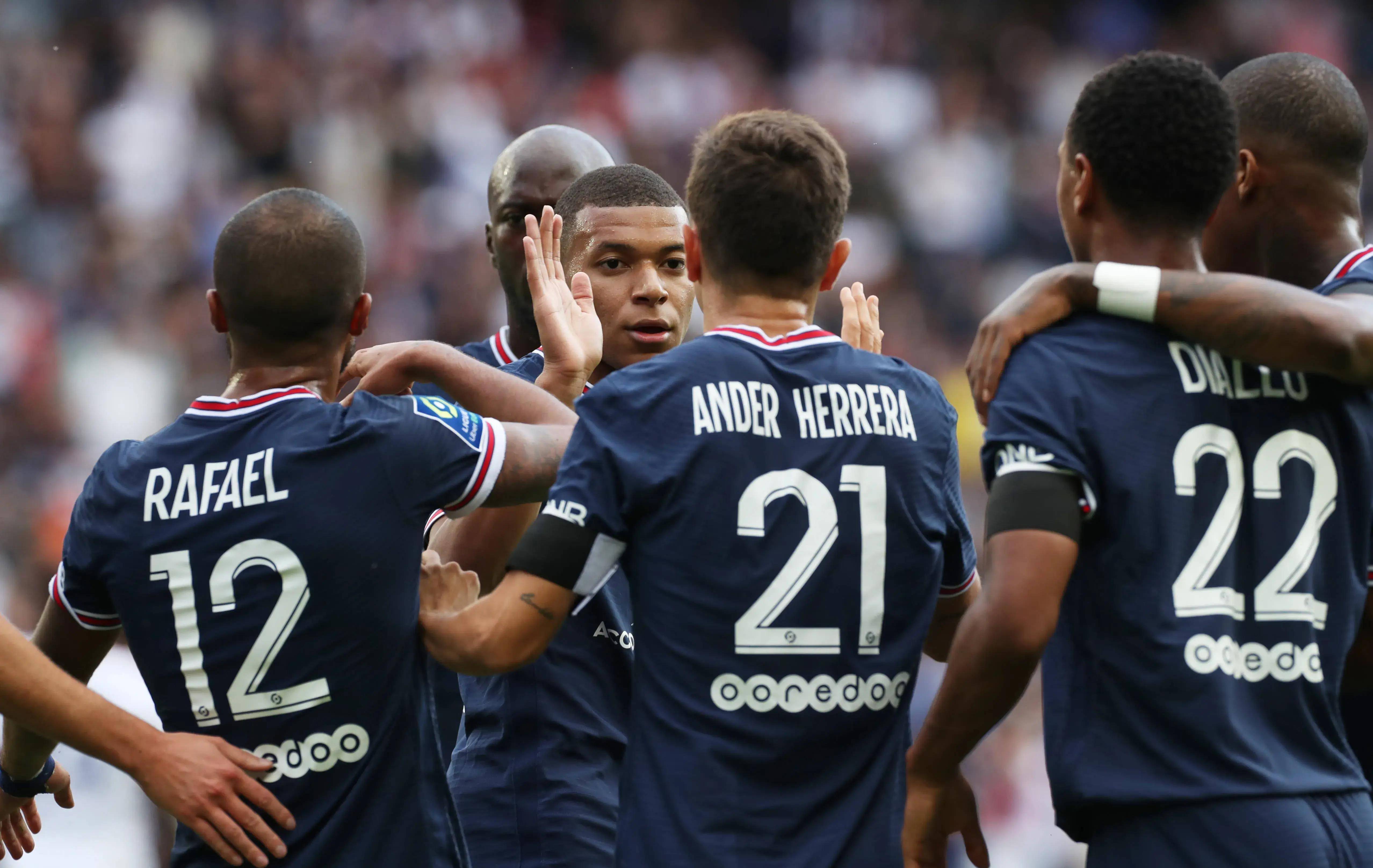 巴黎圣日耳曼客场力克马赛以十人之力捍卫法甲头名