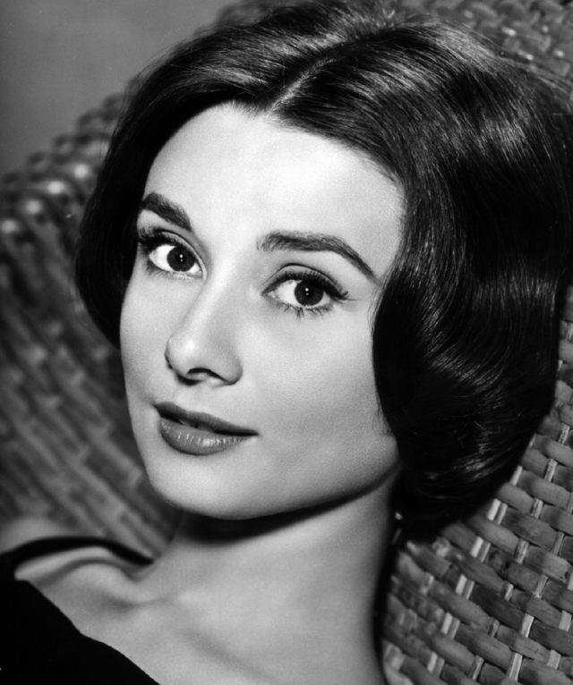 晚年时,奥黛丽·赫本投身慈善事业,是联合国儿童基金会亲善大使的代表