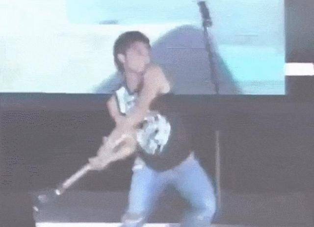 不把任何人放在眼里的谢霆锋,在演唱会上甚至摔过吉他!