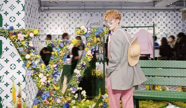 原创范丞丞时尚感太强穿灰上衣配粉色长裤这次不娘了