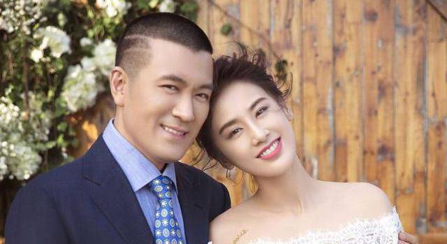 原创黄圣依深夜与友聚餐遭醉酒男友人纠缠二人互动亲密送飞吻