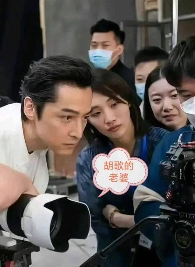 胡歌与老婆游西藏老胡大包小包像助理黄曦宁低调随行两手空闲