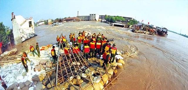 原创98年特大洪水7岁女孩紧抱大树9小时获救如今她的工作令人自豪